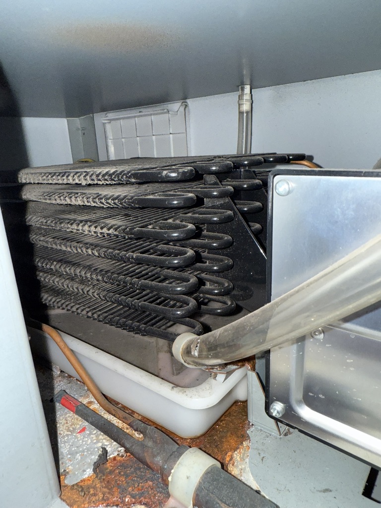 PHCbi 疫苗冰箱內部底板、排水盤與管路周邊異常鏽蝕