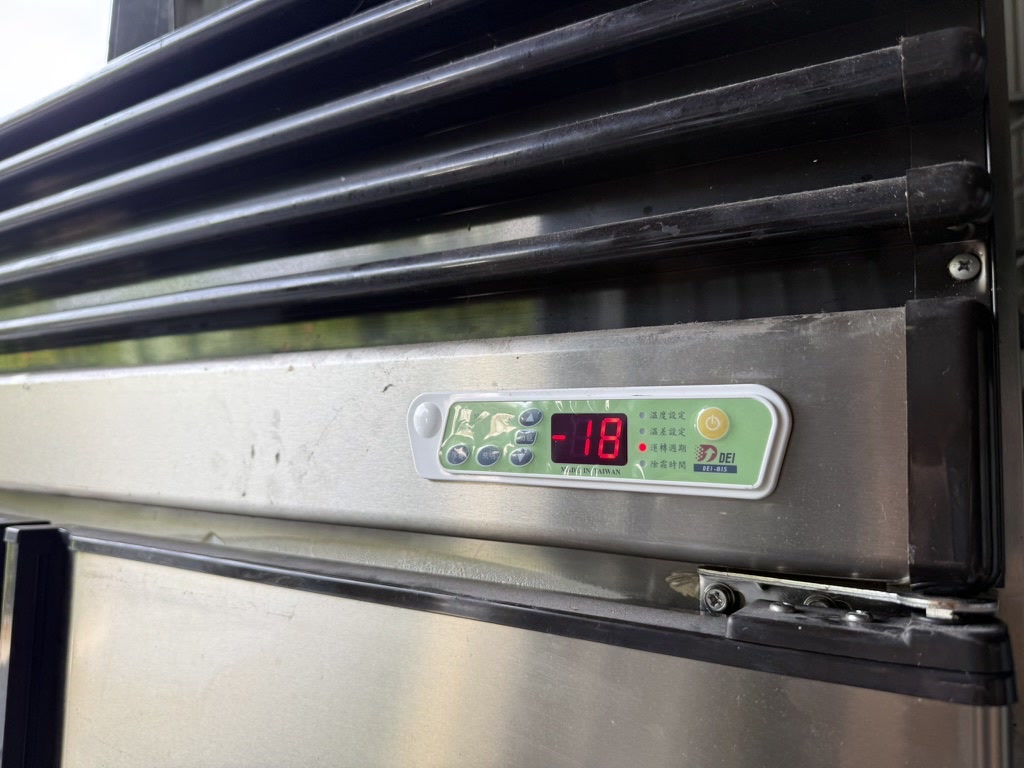 瑞興四門凍藏冰箱 RS-815 溫度控制器更換後的控制面板