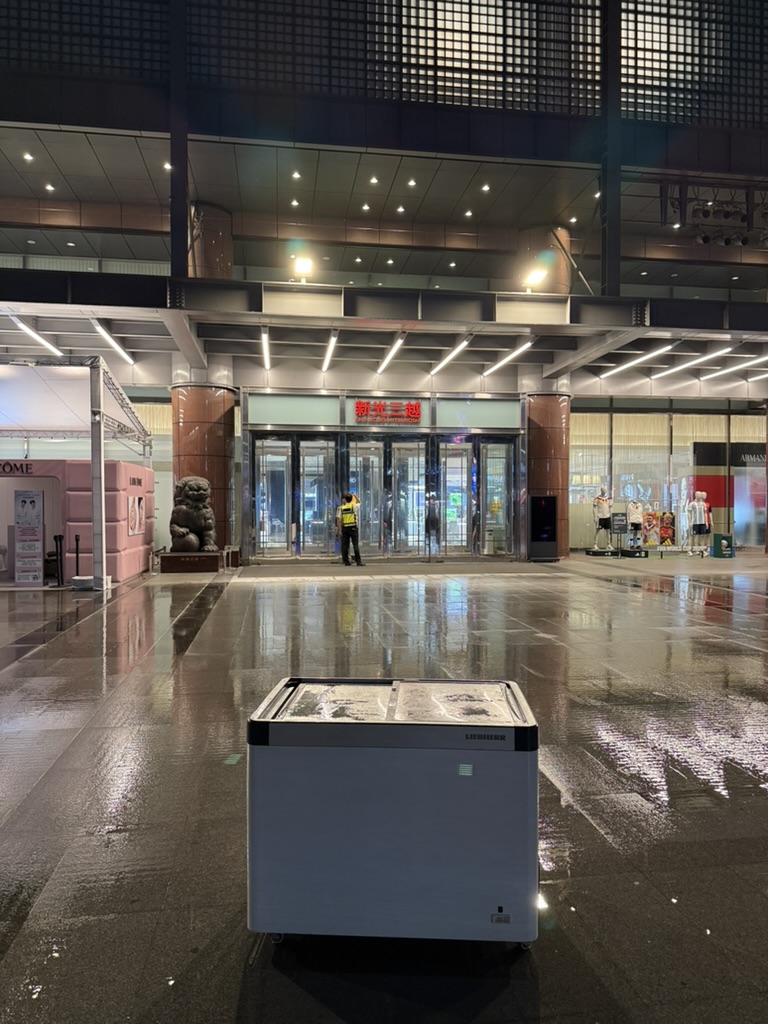 新光三越台中中港店戶外廣場租賃的三尺四玻璃平推冷凍櫃