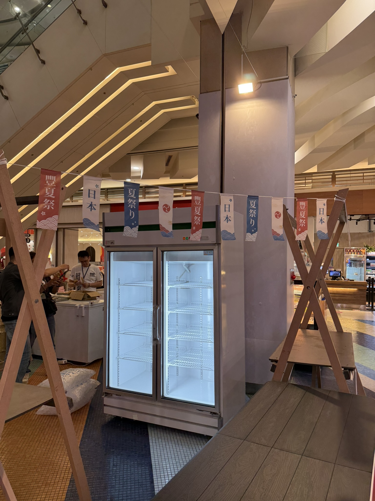 中和環球購物中心日本酒展售活動租賃的 110V 雙門玻璃冷藏櫃