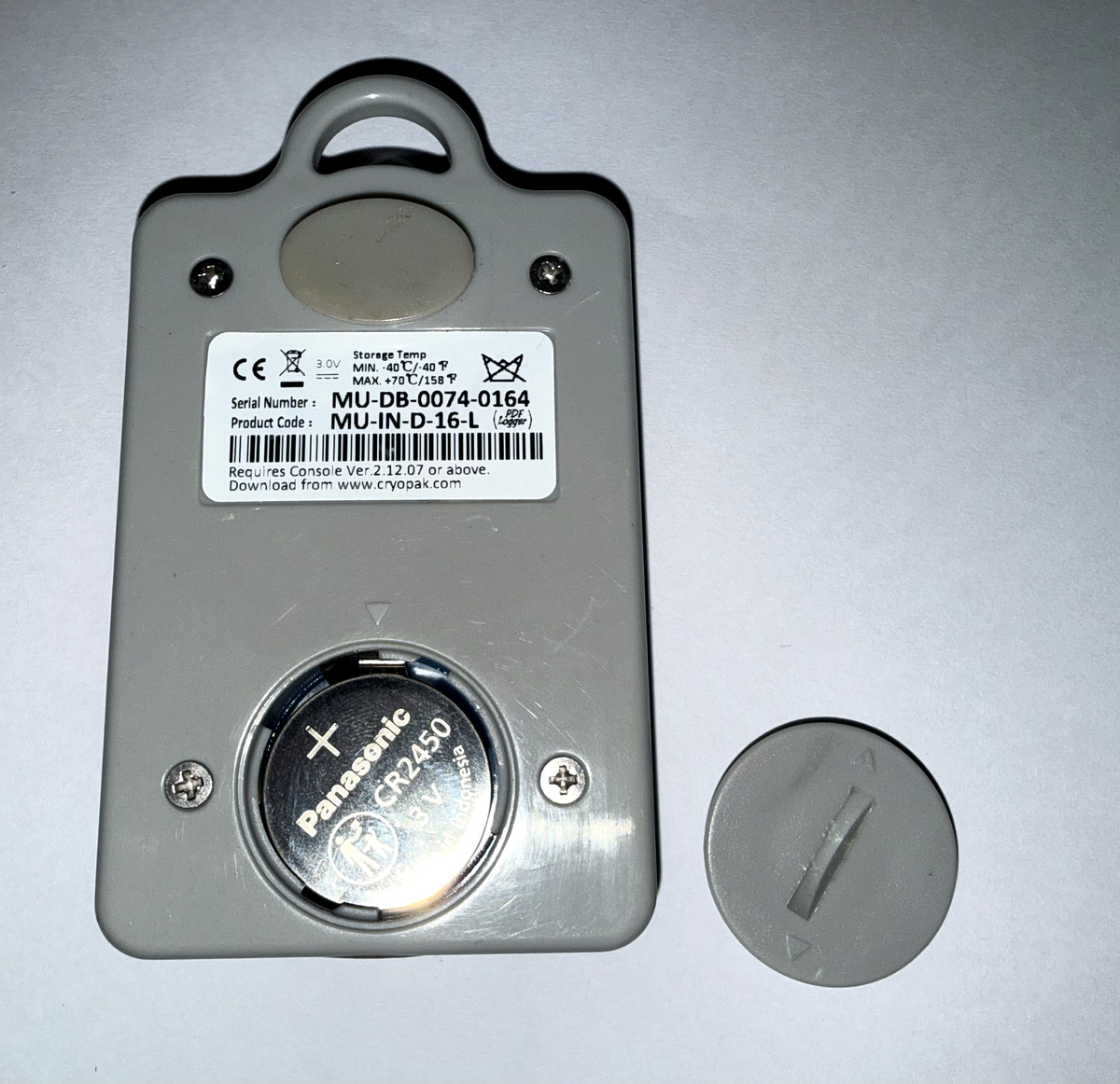 iMiniPlus PDF Data Logger 背面 CR2450 電池與圓形電池蓋拆裝實機照|大元冷凍