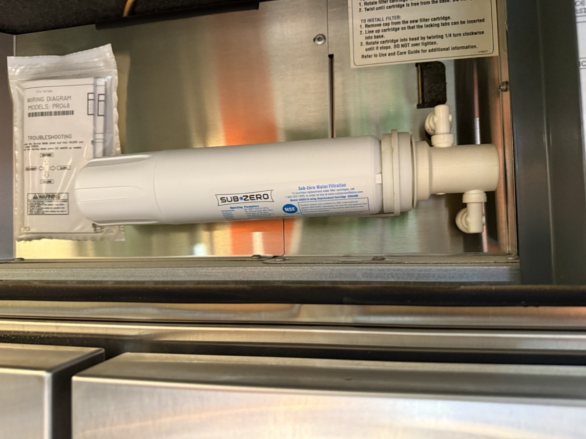 Sub-Zero Water Filtration 濾芯本體特寫，型號 4204490，NSF 認證標籤
