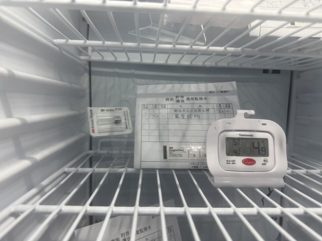 疫苗冰箱內的溫度監視卡、冷凍監視片與高低溫度計